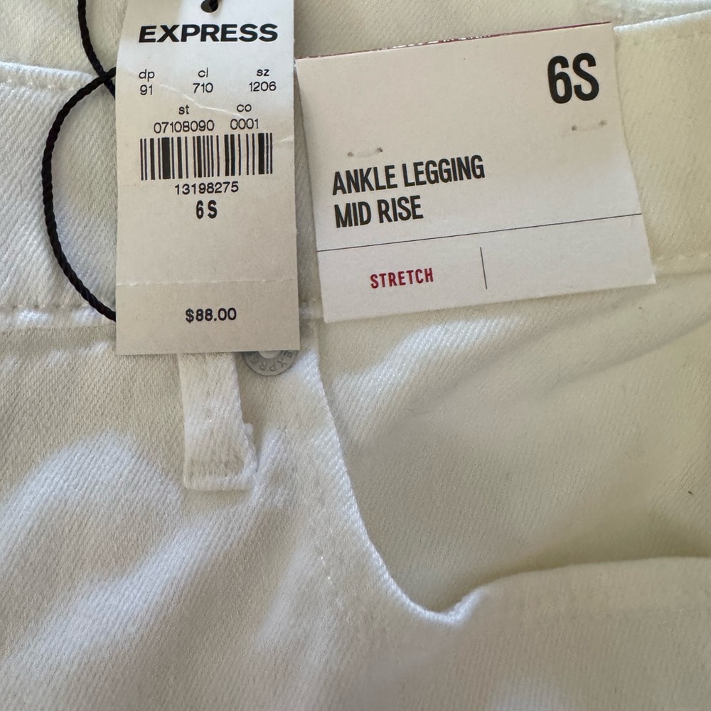 EXPRESS Brand new, white distressed skinny jeggings! Size 6S